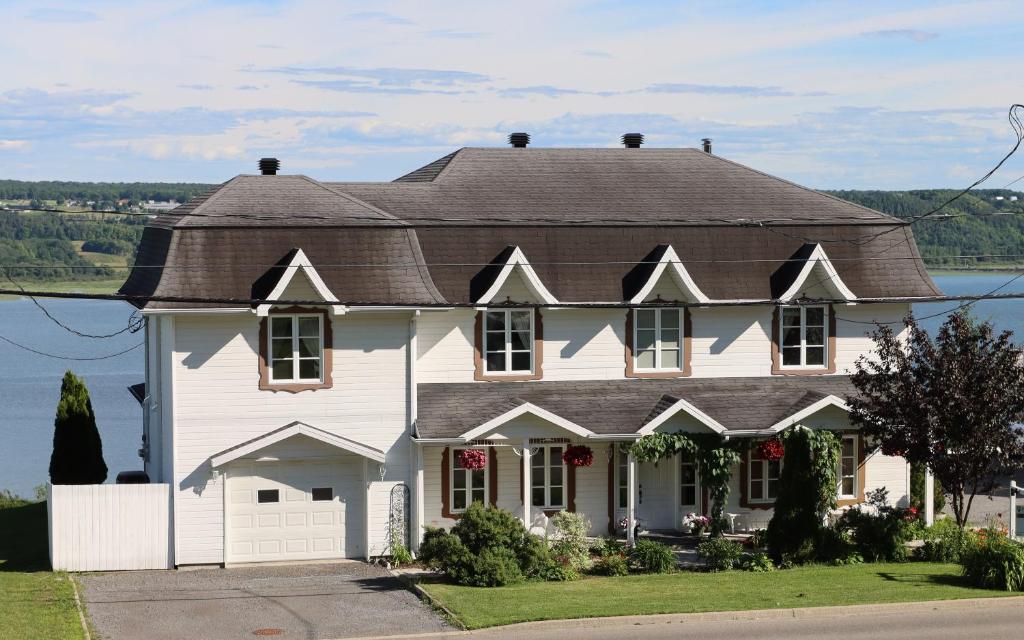 a white house with a brown roof at Bed & Breakfast, Gîte La Princesse des Champs in Boischâtel