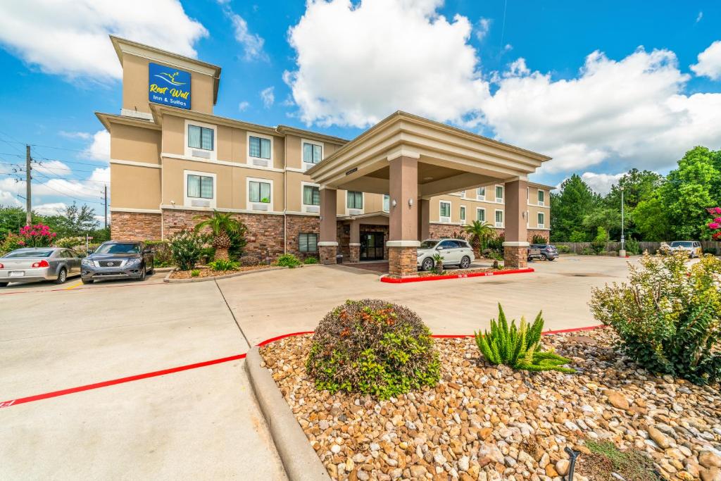 una representación de un hotel con aparcamiento en Restwell Inn & Suites I-45 North en Houston