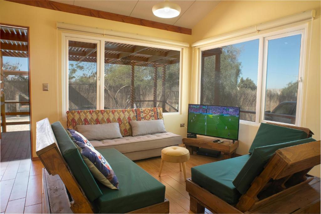 ein Wohnzimmer mit einem Sofa und einem TV in der Unterkunft Moderna Casa Nueva - Bahía Inglesa in Bahia Inglesa