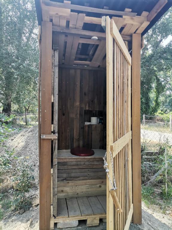 תמונה מהגלריה של EXIT Camping with bungalow, mobile home, tents, and empty spots with private acces to the beach בנובי סאד