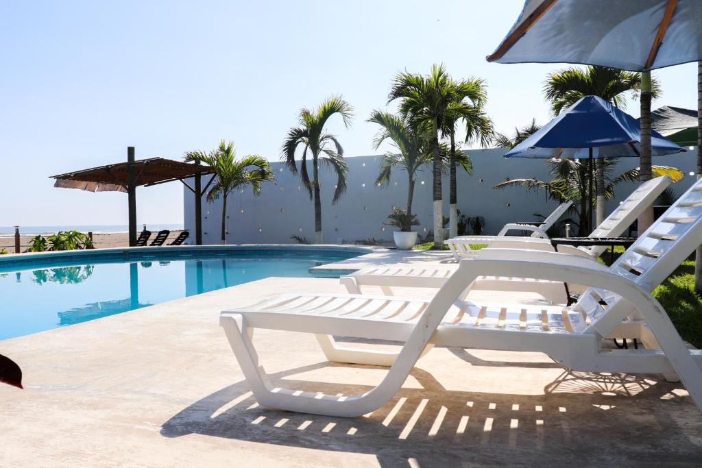 La alberca dentro o cerca de Hotel Lunazul In Costa Esmeralda