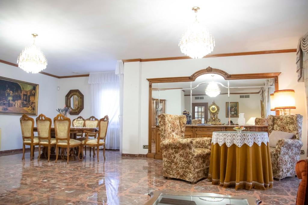 A seating area at TurJalon - Apartamentos
