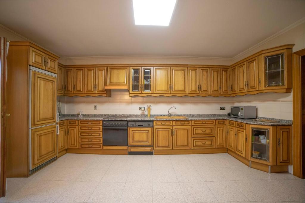 A kitchen or kitchenette at TurJalon - Apartamentos