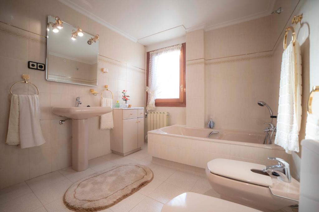 A bathroom at TurJalon - Apartamentos