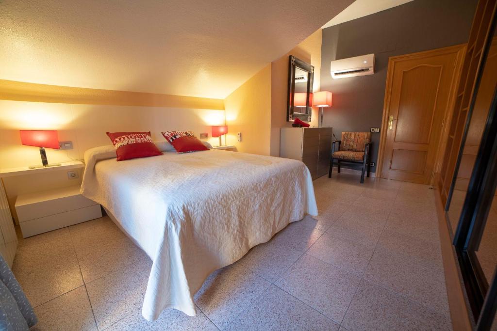 A bed or beds in a room at TurJalon - Apartamentos