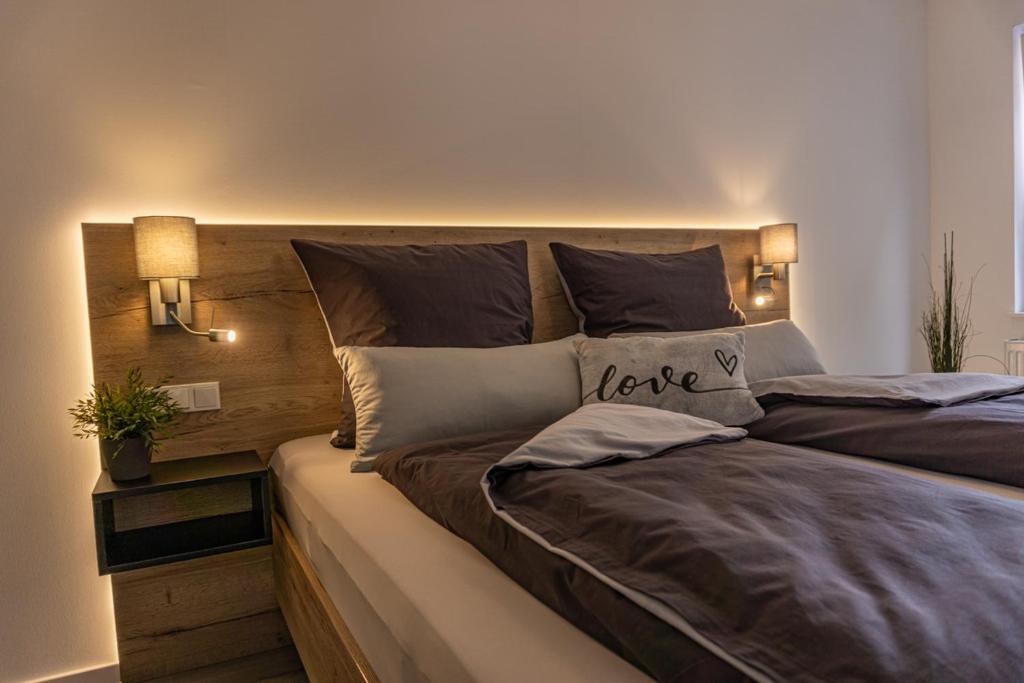 Postel nebo postele na pokoji v ubytování Ferienwohnung Dorfbrunnen