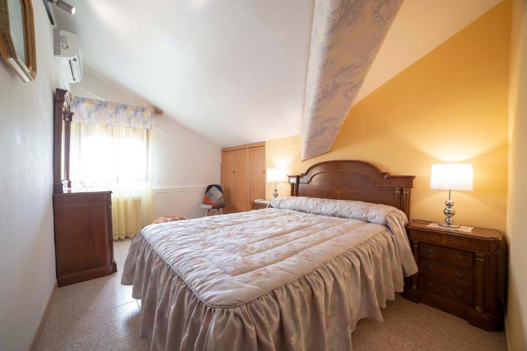 A bed or beds in a room at TurJalon - Apartamentos