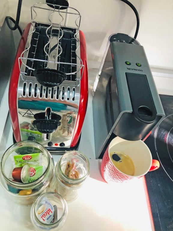 Příslušenství pro přípravu čaje a kávy v ubytování Apartamento The Wall Xperience