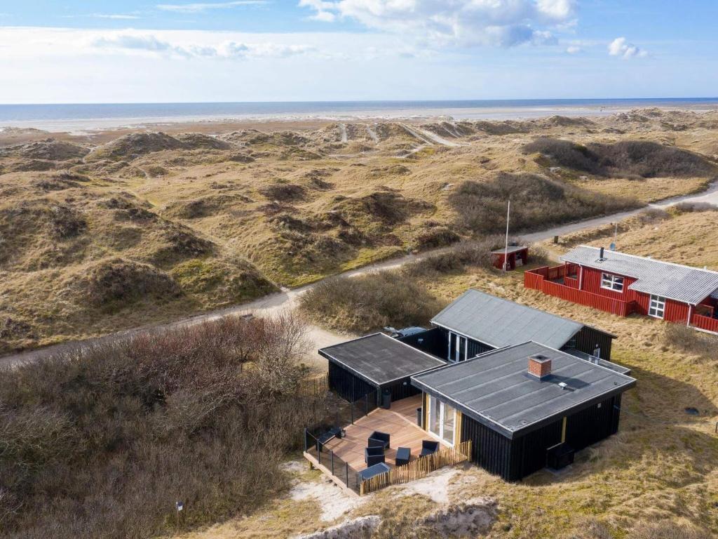 een overzicht van een huis in een veld bij Holiday home Fanø XCVIII in Fanø