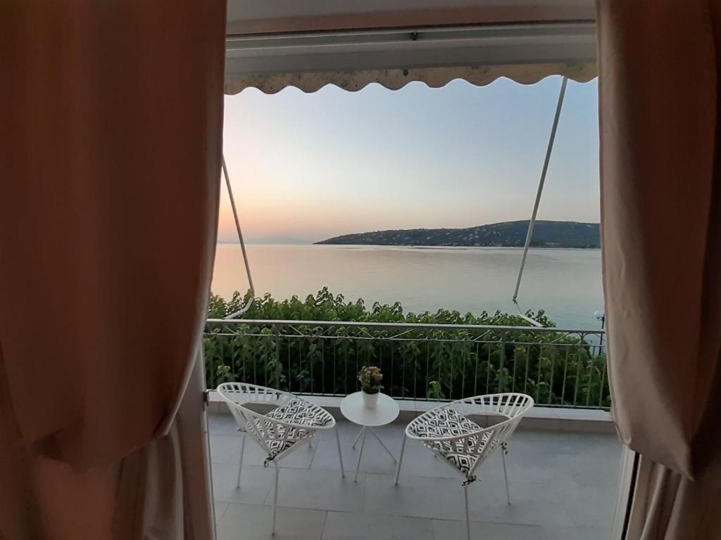 vista su un balcone con tavolo e sedie di Irida's sea front apartment with astonishing view a Theológos