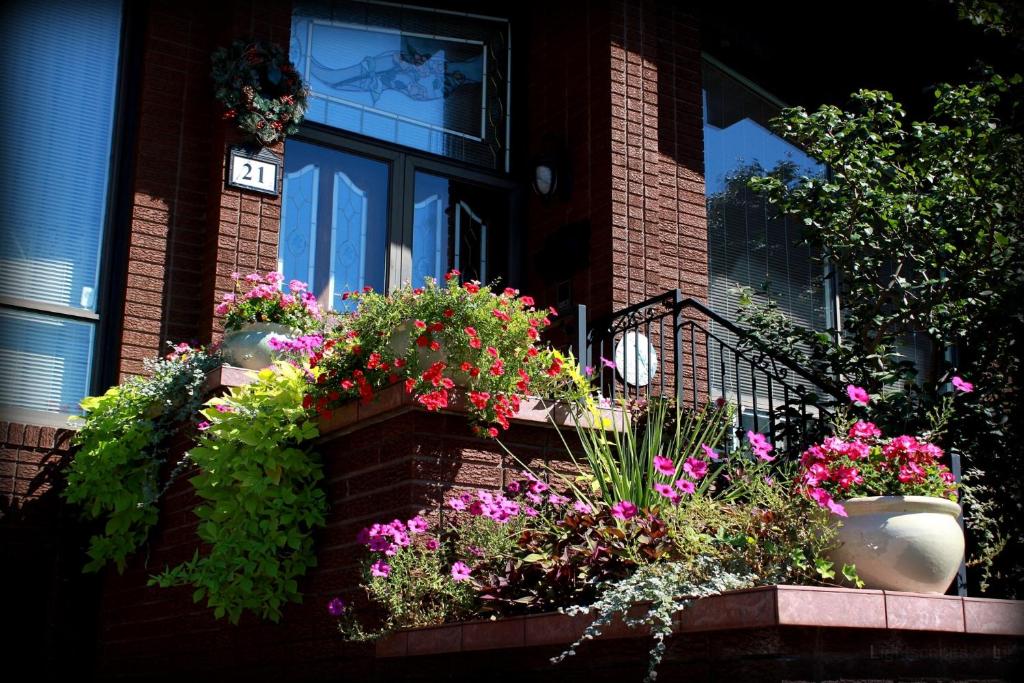 un ramo de flores en una caja de la ventana en una casa en A Stunning Chalet Style Home en Toronto