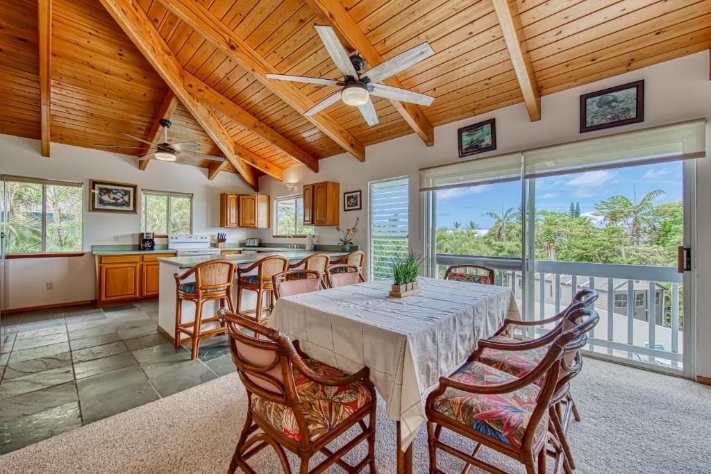 uma cozinha e sala de jantar com mesa e cadeiras em Kona Kanewa Home em Kailua-Kona