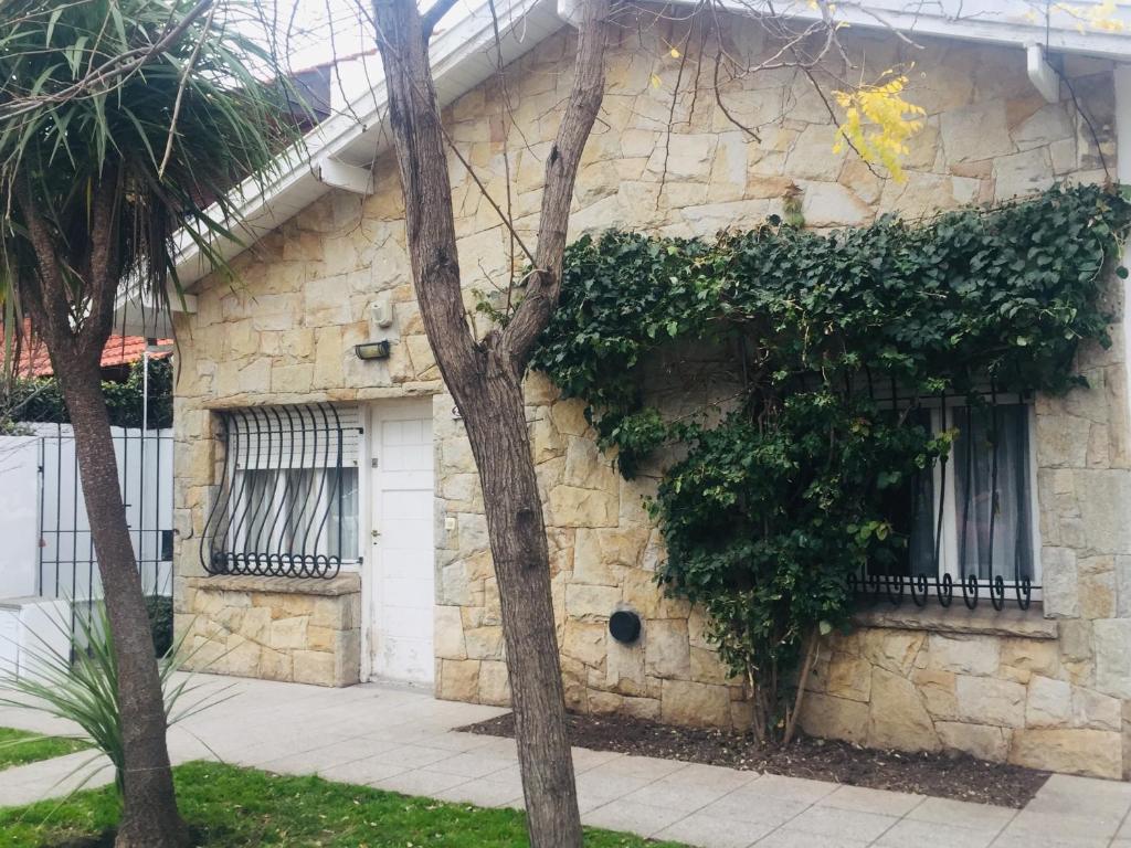 un edificio de piedra con ventanas y hiedra. en Pompeya en Mar del Plata