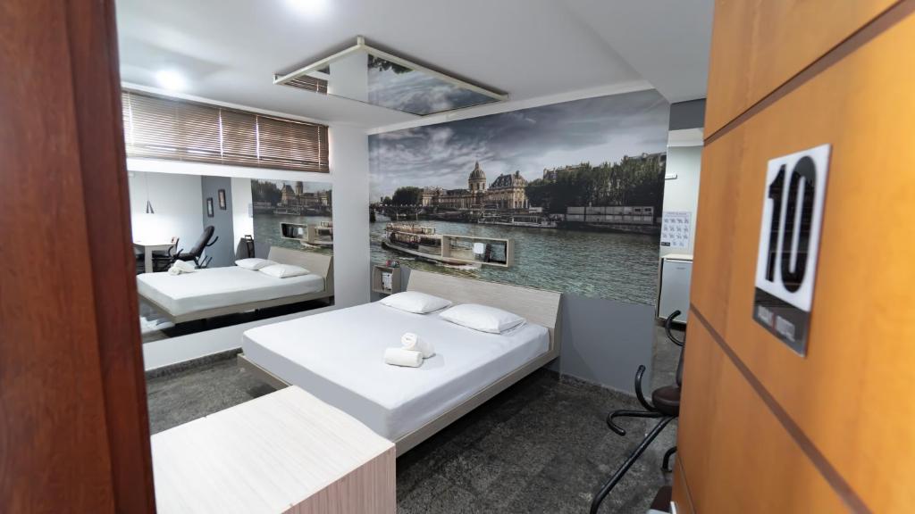 Postel nebo postele na pokoji v ubytování Paris Motel