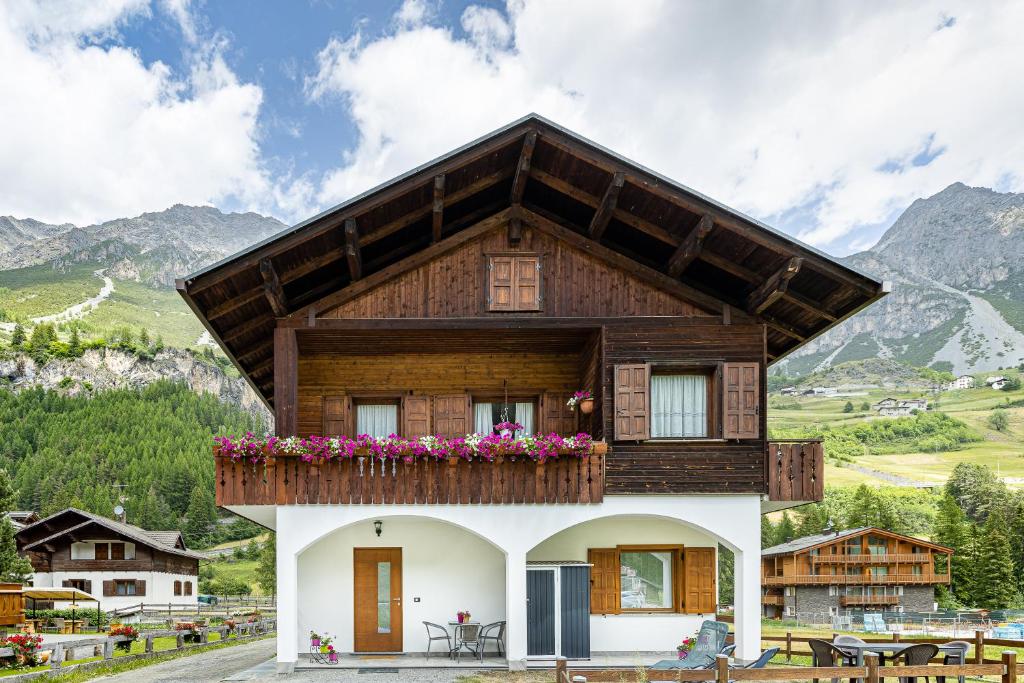 a house in the mountains with flowers on the balcony at Casa Silver in Valdidentro