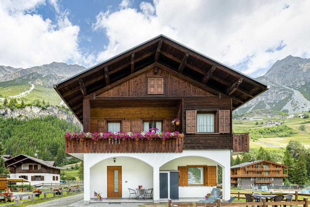 una casa in montagna con fiori sul balcone di Casa Silver a Valdidentro