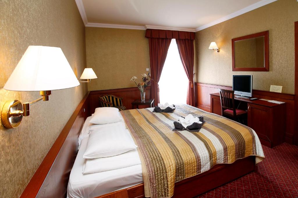Postel nebo postele na pokoji v ubytování Hotel Ködmön
