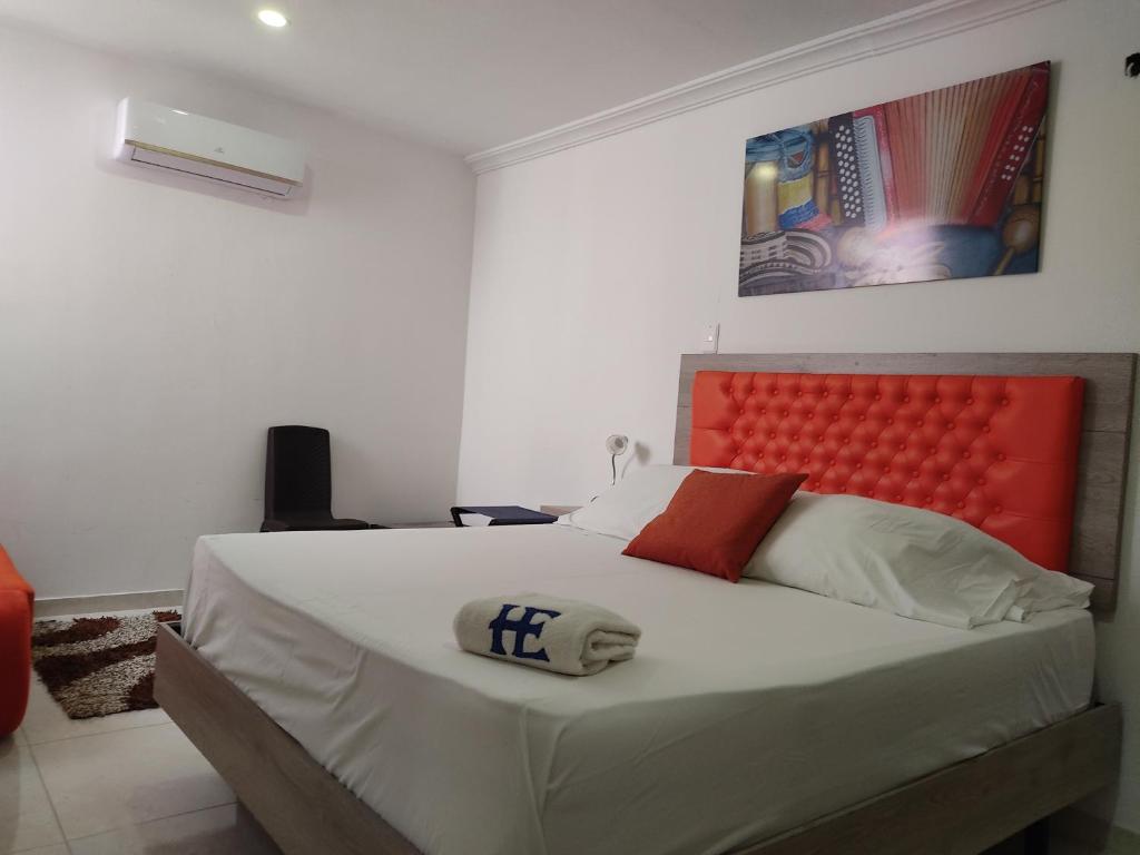 Postel nebo postele na pokoji v ubytování HOTEL ESCALA GC Valledupar