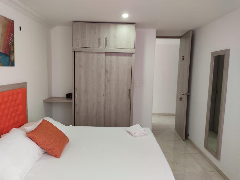 Postel nebo postele na pokoji v ubytování HOTEL ESCALA GC Valledupar