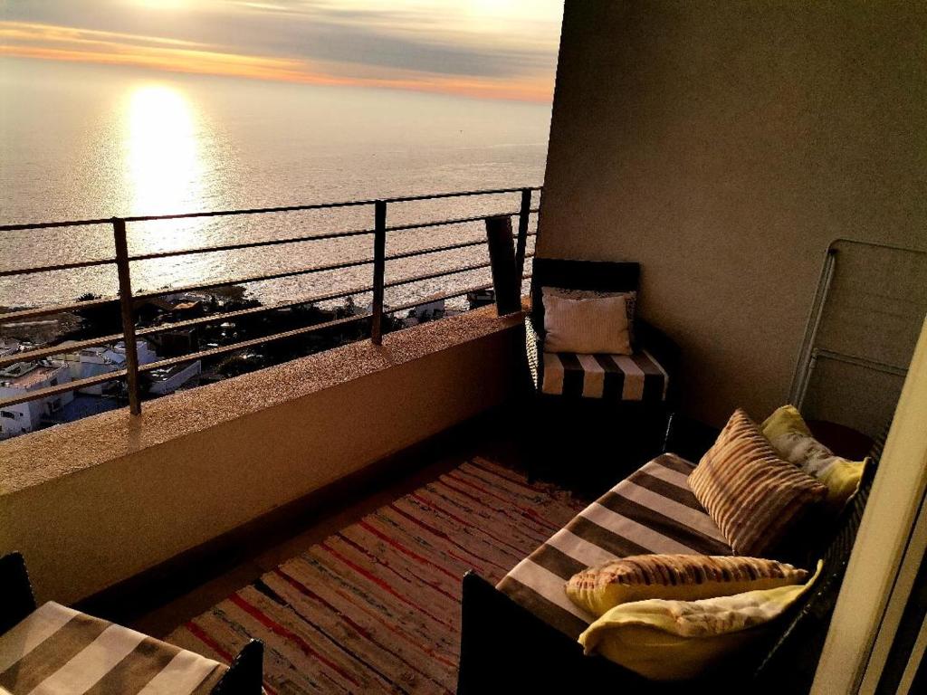 ビーニャデルマールにあるDepartamento Reñaca maravillosa vista al marの海の景色を望むバルコニー付きの客室です。