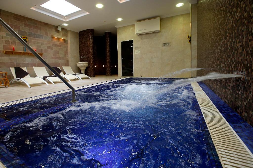 Bazén v ubytování Hotel Ködmön nebo v jeho okolí