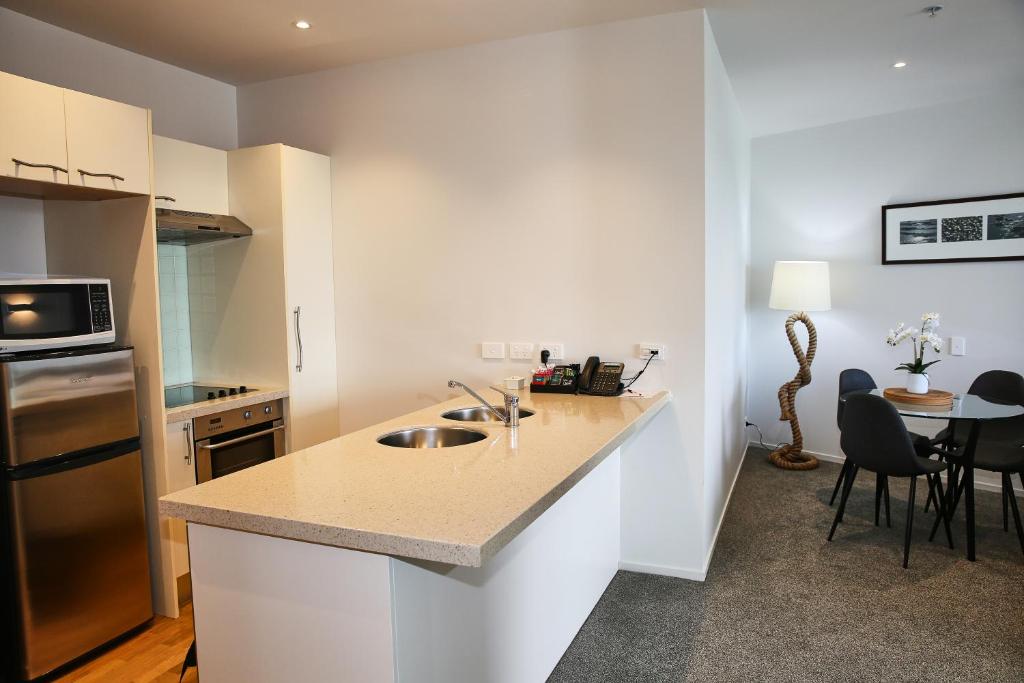 Köök või kööginurk majutusasutuses Marsden Suites Nautilus Orewa