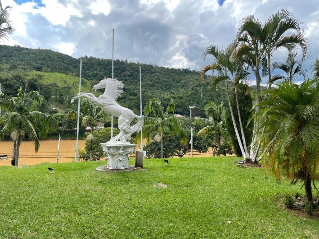 una statua di una sirena in un campo d'erba di Hotel Cavalinho Branco Flat-105 ad Águas de Lindóia