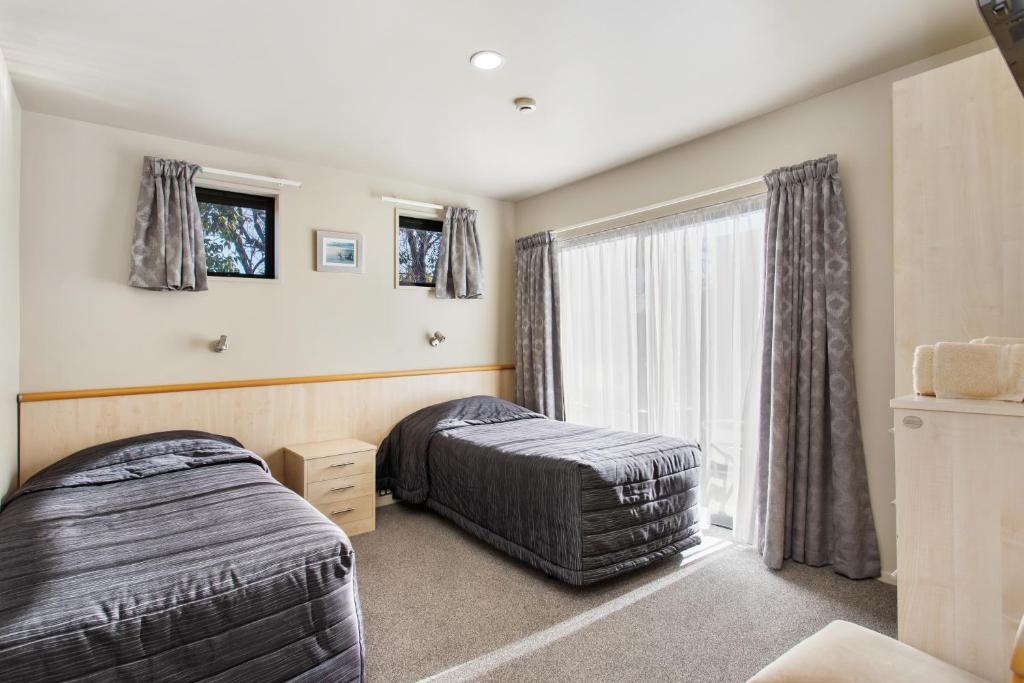 Postel nebo postele na pokoji v ubytování Kaikoura Gateway Motor Lodge