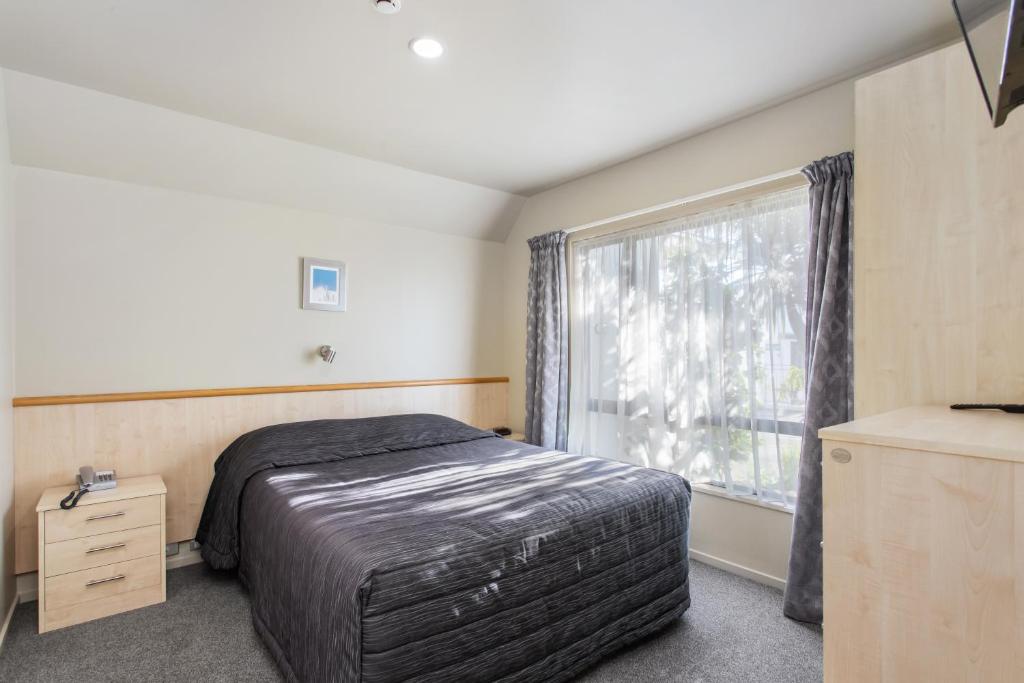 Postel nebo postele na pokoji v ubytování Kaikoura Gateway Motor Lodge