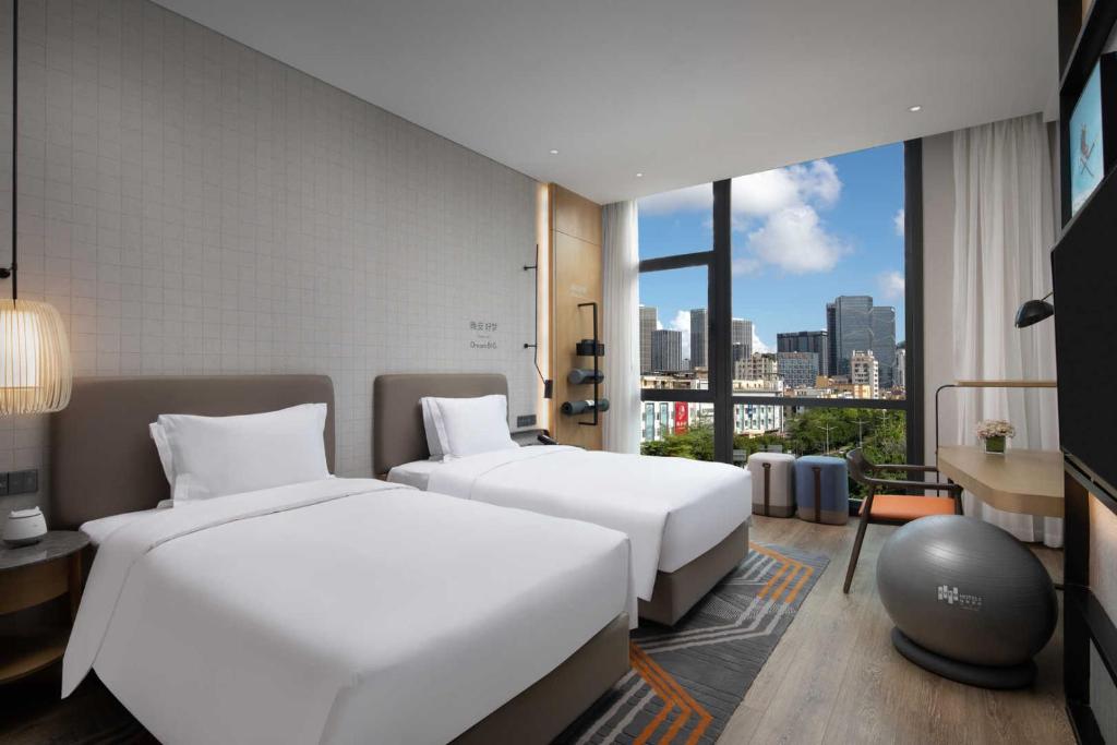 Postel nebo postele na pokoji v ubytování EVEN Hotel Shenzhen Nanshan by IHG