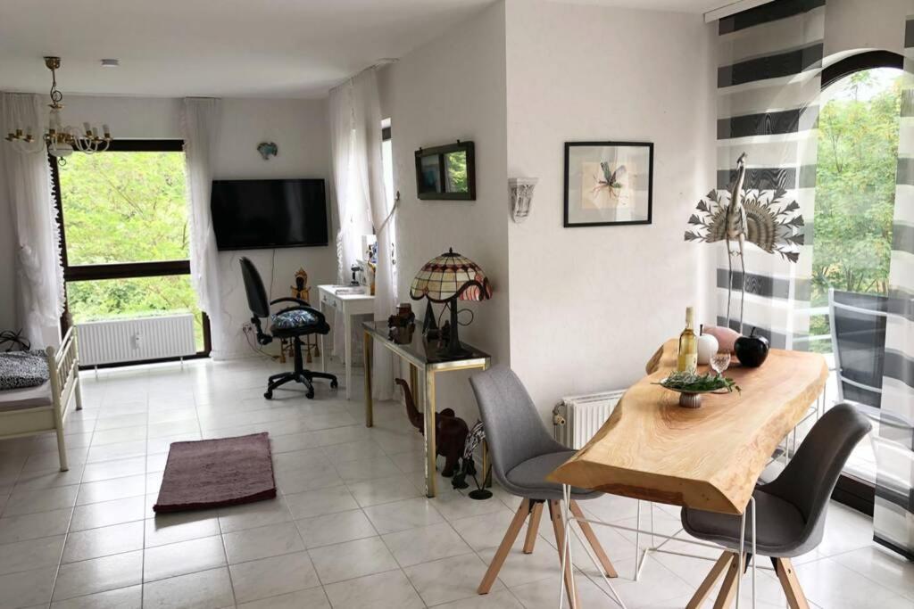 ein Wohnzimmer mit einem Tisch und Stühlen in der Unterkunft Ferienwohnung Naheblick in Bad Kreuznach