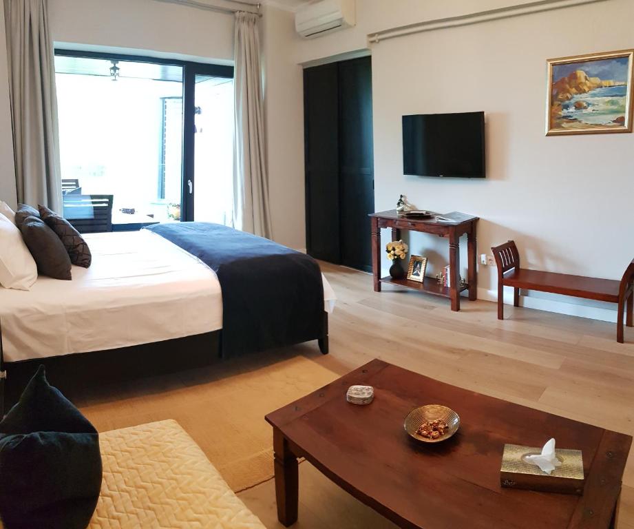 een hotelkamer met een bed en een tafel bij Romantic Studio Mamaia in Mamaia
