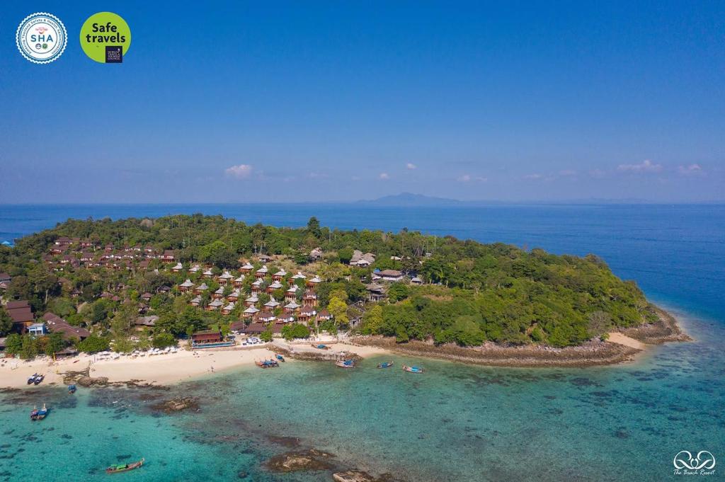 z powietrza widok na wyspę w oceanie w obiekcie Phi Phi The Beach Resort w Ko Phi Phi