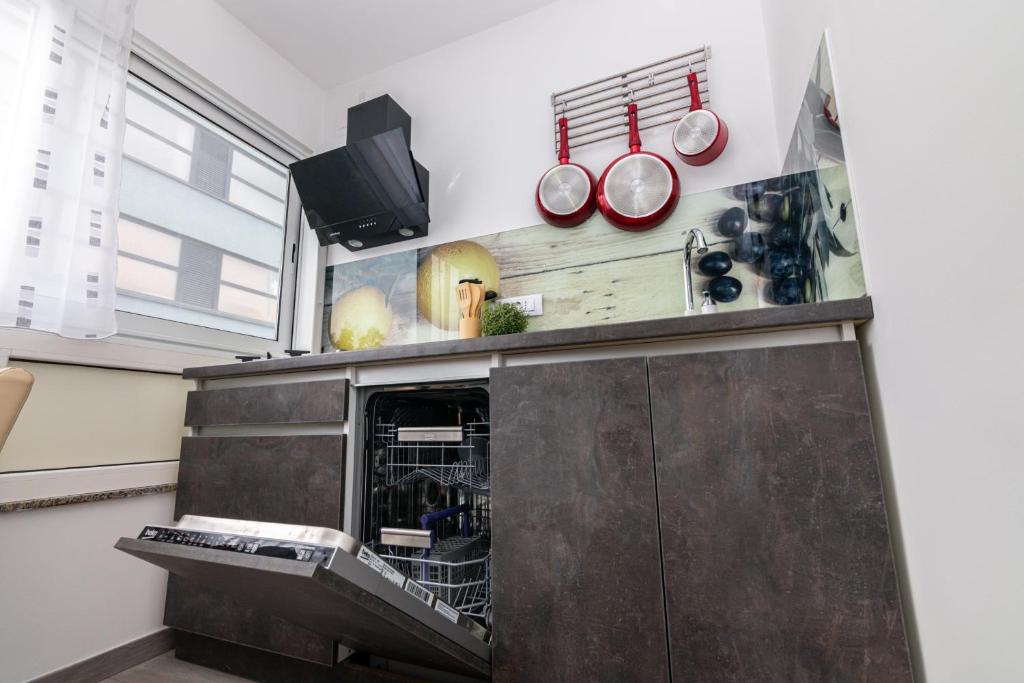 Kuchyňa alebo kuchynka v ubytovaní APARTMENT NEVERA