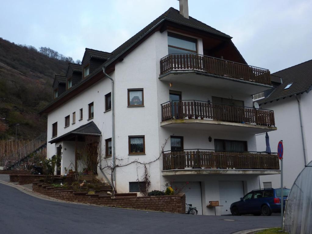 un edificio blanco con balcones en un lateral en Ferienwohnung Burg Eltz, en Treis-Karden