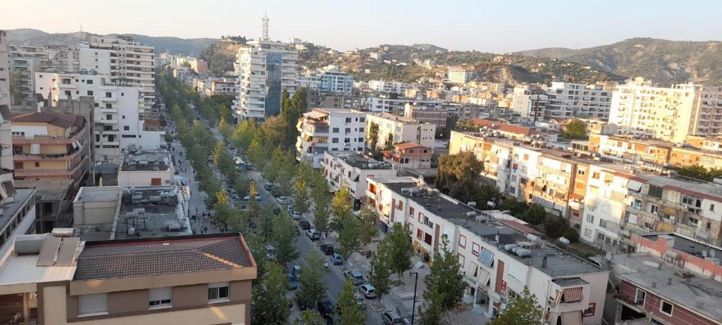 eine Luftansicht einer Stadt mit Gebäuden in der Unterkunft Odri Apartment in Vlorë