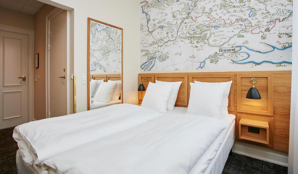 Postel nebo postele na pokoji v ubytování Jørgensens Hotel