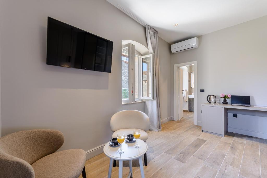 Televiisor ja/või meelelahutuskeskus majutusasutuses Dora rooms and studios