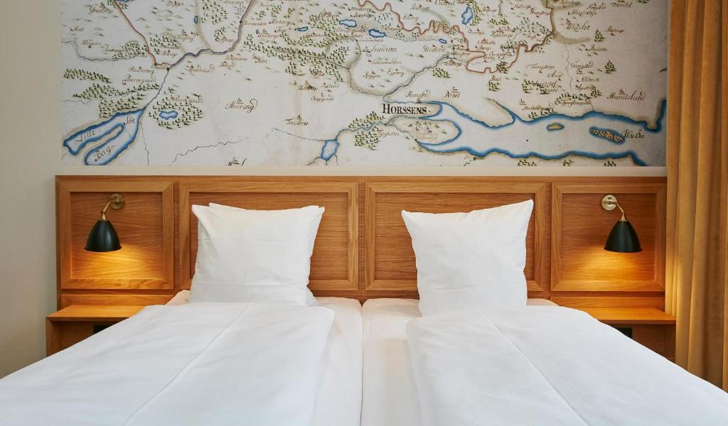 Postel nebo postele na pokoji v ubytování Jørgensens Hotel