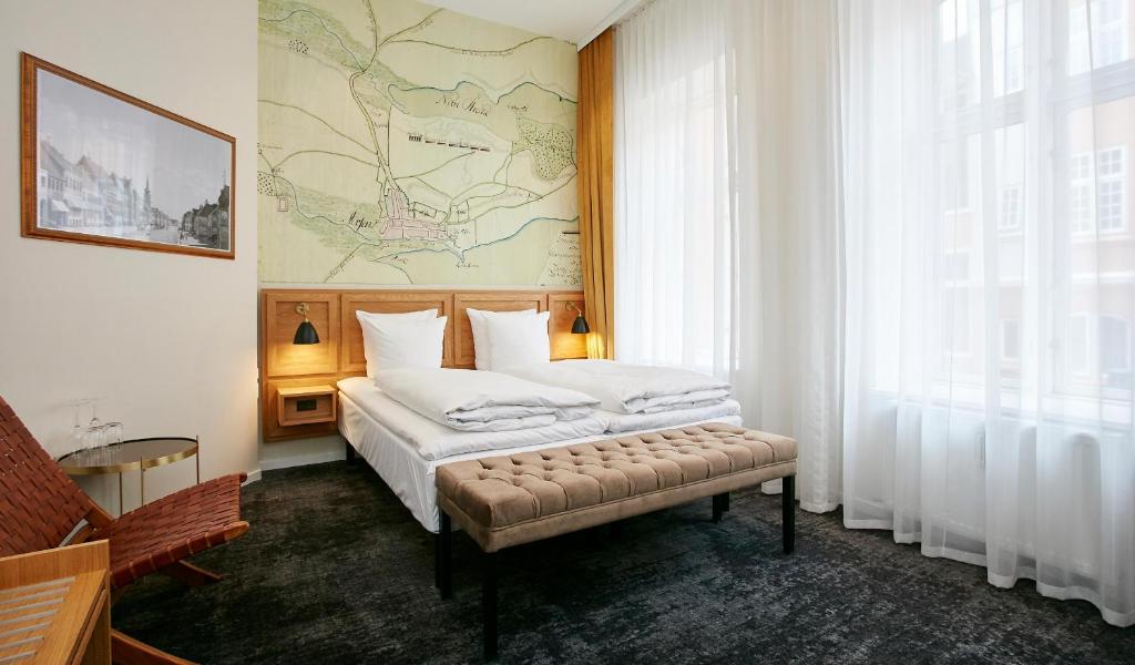 Postel nebo postele na pokoji v ubytování Jørgensens Hotel