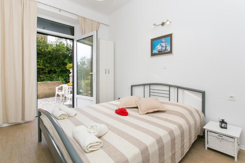 1 dormitorio con 1 cama grande y toallas. en Studios IM en Dubrovnik