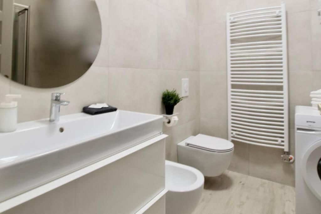 La salle de bains est pourvue d'un lavabo, de toilettes et d'un miroir. dans l'établissement Premium Apartment by Hi5 - ASTORIA 4 bedroom, à Budapest