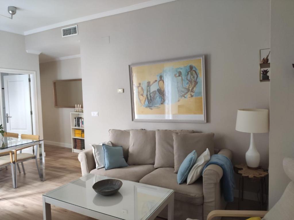 sala de estar con sofá y mesa en Córdoba con Encanto LUBI I, en Córdoba