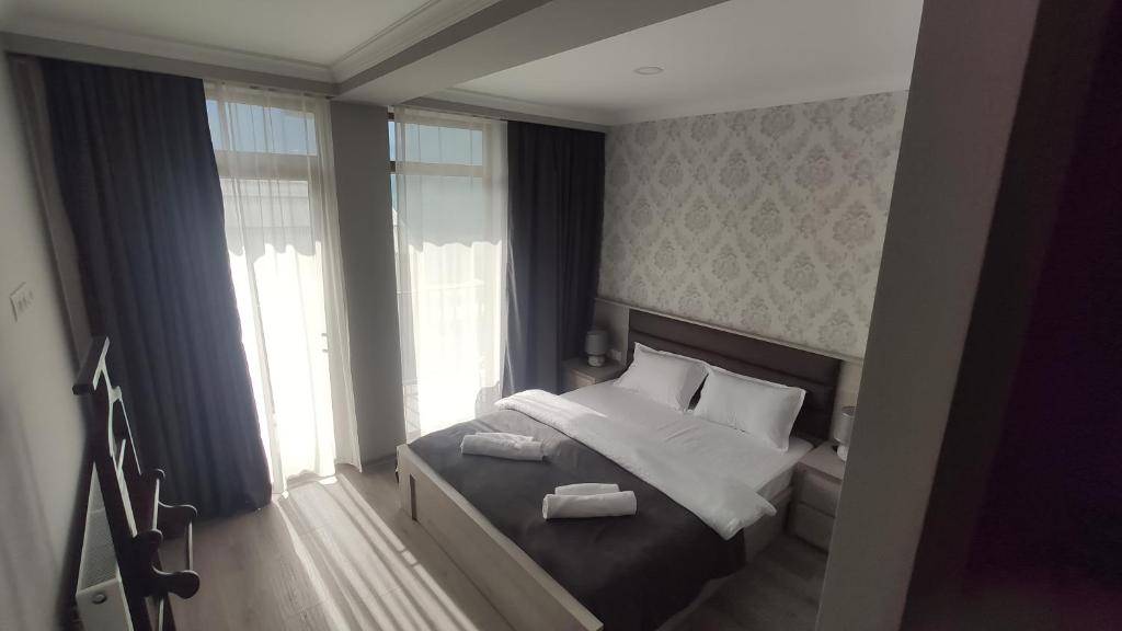 Postel nebo postele na pokoji v ubytování Prime Hotel Kazbegi