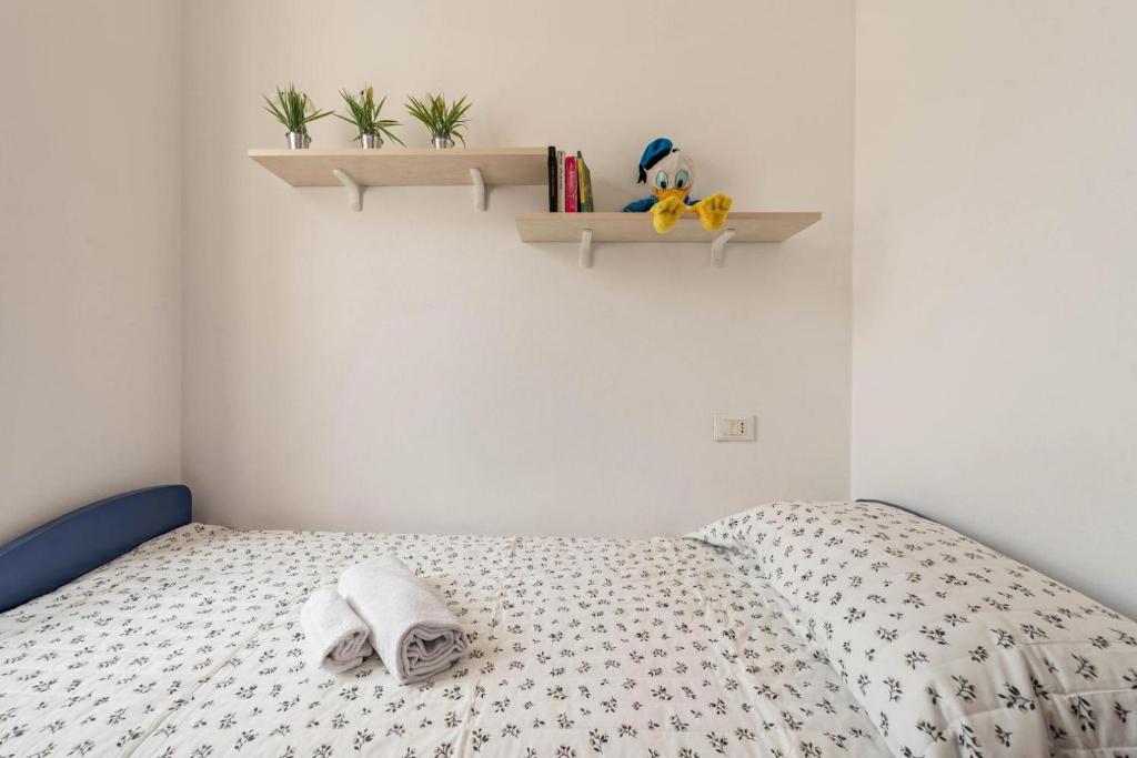 Postel nebo postele na pokoji v ubytování la casa del borgo con parcheggio