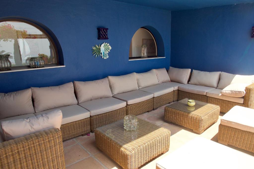 Posedenie v ubytovaní La Ciruela - Villa paisible jardin de 5000m2 piscine chauffée et vue sur mer