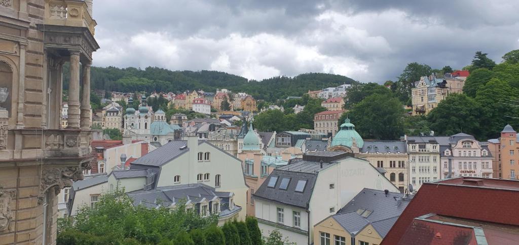 Nespecifikovaný výhled na destinaci Karlovy Vary nebo výhled na město při pohledu z apartmánu