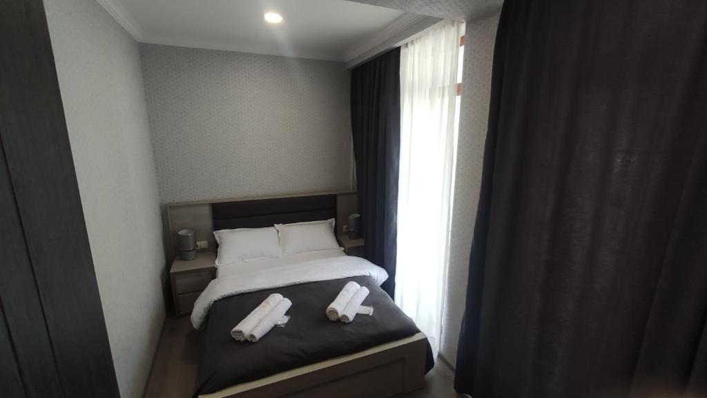 Postel nebo postele na pokoji v ubytování Prime Hotel Kazbegi