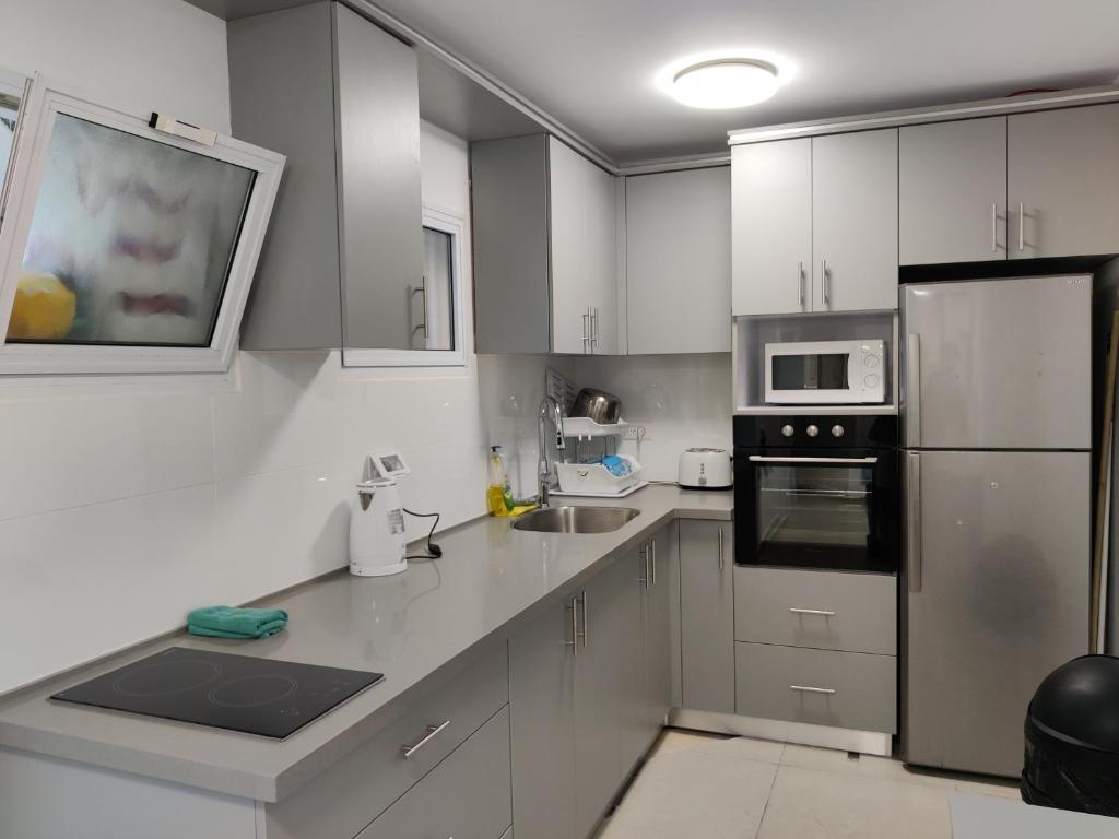 Kuchyň nebo kuchyňský kout v ubytování Dizengoff Penthouse Boutique Hostel