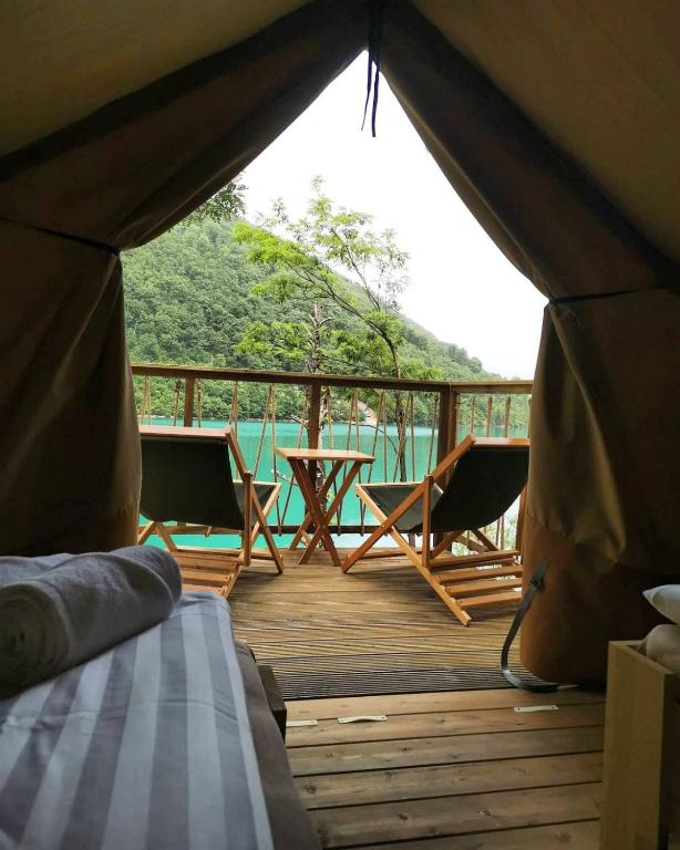 Balkón nebo terasa v ubytování Glamping Bagrem